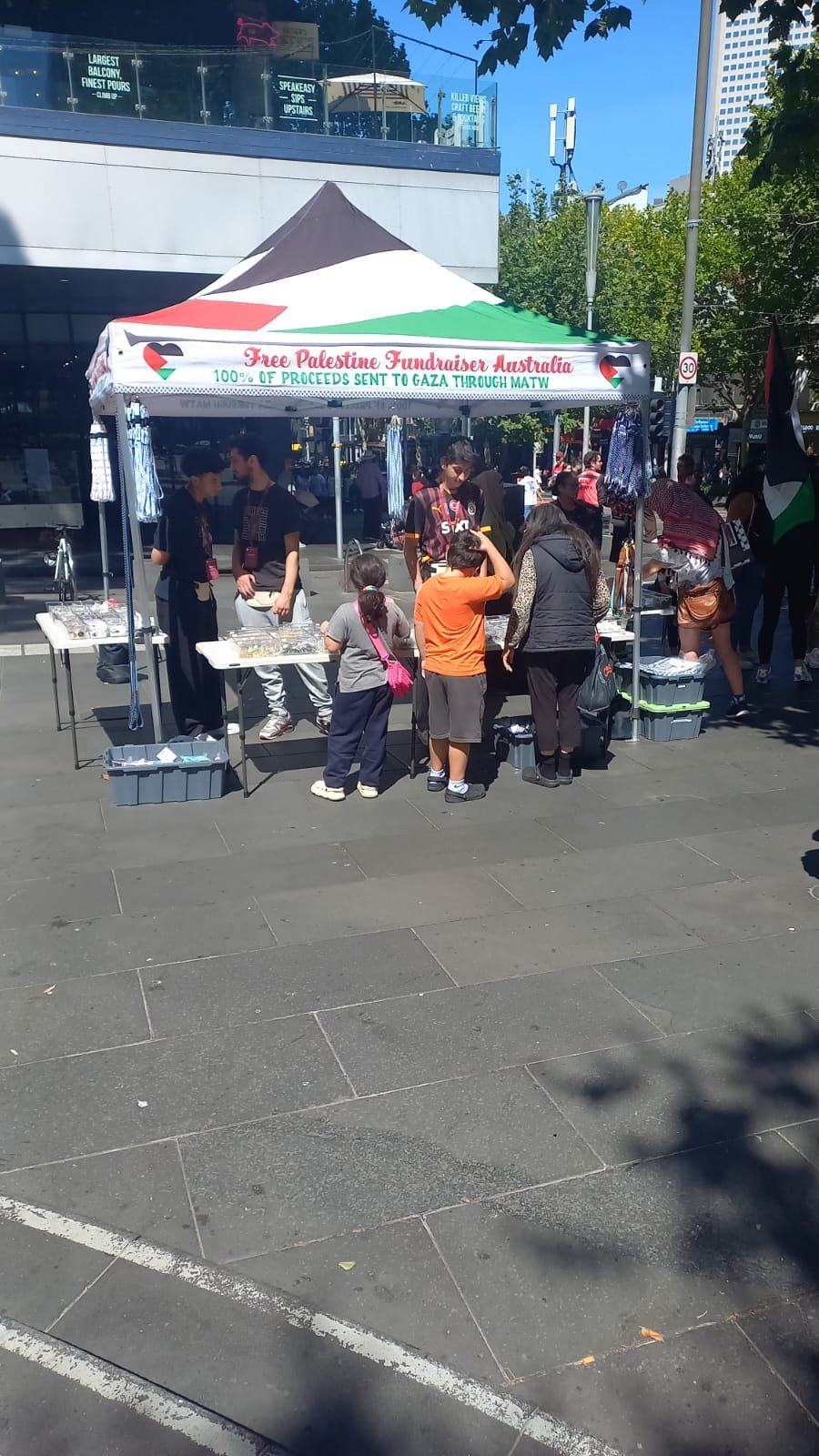 Demo Iran bentrok antara  pendukung Reza Pahlavi dan Islam Syiah di Melbourne Australia